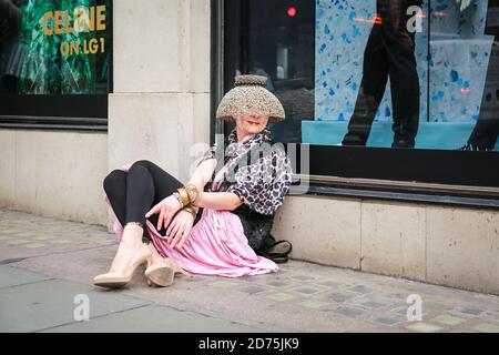 London, Großbritannien. 17. Oktober 2020. Model Nehmen Sie an einer Flashmob Modenschau in Knightsbridge für den Designer Pierre Garroudi Teil. Quelle: Waldemar Sikora Stockfoto