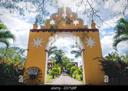 Traditioneller gelber Hacienda Eingang, der in den Garten der San Lorenzo Hacienda im Oxman Cenote, Yucatan, Mexiko führt Stockfoto