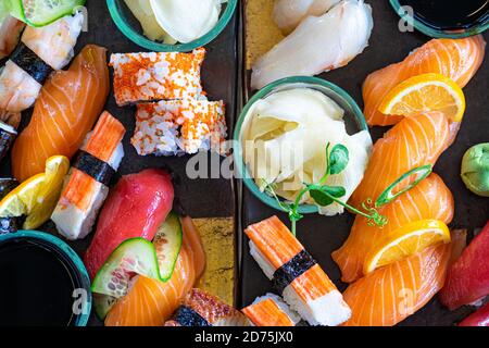 Verschiedene Arten von Sushi Sashimi Rollen große Sushi-Set in der Nähe Nach oben Stockfoto