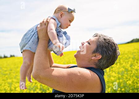 Großmutter verbringt Zeit mit kleinen Mädchen während des Tages Stockfoto