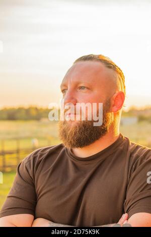 Hipster Stil bärtiger Mann. Der attraktive Mann die Blondine mit langen Haaren des europäischen Auftritts mit einem Bart Stockfoto