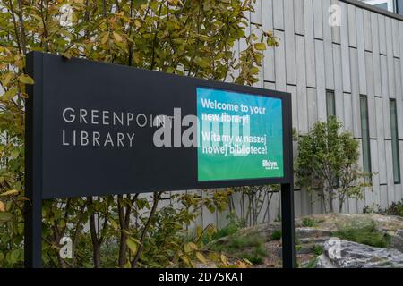 New York, NY - 20. Oktober 2020: Neue Zweigstelle der Brooklyn Public Library wurde im Stadtteil Greenpoint in Brooklyn eröffnet Stockfoto