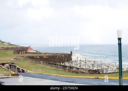 Blick auf den Friedhof Santa María Magdalena de Pazzzzis und das Meer im Hintergrund.Copy space,Text space. Stockfoto