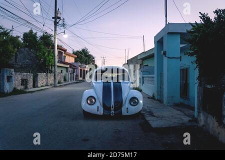 Valladolid, Yucatan, Mexiko - 29. Januar 2019: Gezuckter alter Käfer volkswagen Auto mit sportlichen Streifen in den Straßen bei Sonnenuntergang Stockfoto