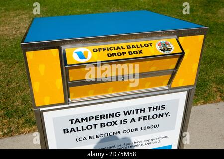 Burbank, Kalifornien. Juli 2020. Eine offizielle Wahlurne wird gesehen Dienstag, Oktober 20, 2020, in Burbank, Kalifornien. Kredit: Ringo Chiu/ZUMA Wire/Alamy Live News Stockfoto