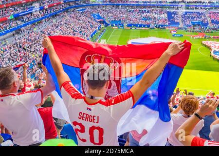 Serbischer Unterstützer in Samara Arena in Samara Russland im Jahr 2018 Weltmeisterschaft Stockfoto