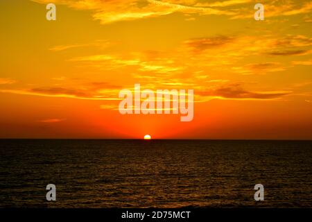 Ein Blick auf einen wunderbaren Sonnenuntergang über dem Meer Stockfoto