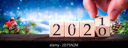 Handwechsel Datum Von 2020 Bis 2021 Auf Holzwürfel Kalender / Neujahrskonzept Stockfoto