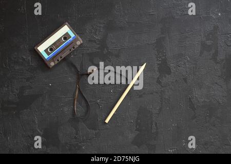 Dies zeigt ein bekanntes Problem mit den altmodischen kompakten Kassetten: Das Band, das verwendet wurde, um herauszukommen, macht die Kassette nutzlos Stockfoto