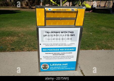 Los Angeles, Kalifornien, USA. Juli 2020. Eine offizielle Wahlurne wird gesehen Dienstag, Oktober 20, 2020, in Burbank, Kalifornien. Kredit: Ringo Chiu/ZUMA Wire/Alamy Live News Stockfoto