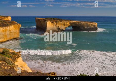 London Bridge, heute bekannt als London Arch, Great Ocean Road, Victoria, Australien. Die Formation war ursprünglich mit dem Festland verbunden, aber im Januar Stockfoto