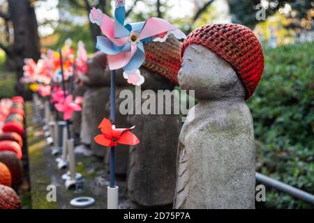 Jizo Statuen in einem Tempel in Japan, Symbol für fehlgetragene Kinder. Stockfoto
