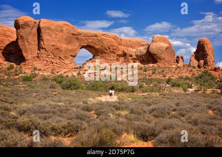 Das Nordfenster im Arches National Park. Geologische Formationen wie diese werden allgemein als Brücken, Bögen oder Fenster, aber Geologen bezeichnet Stockfoto