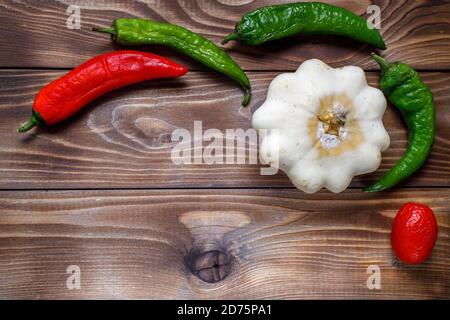 Geschrumpfte, abgestandene Paprika und Squash auf einem Holzhintergrund. Flaches Layout. Platz zum Kopieren. Hässliches Essen. Stockfoto