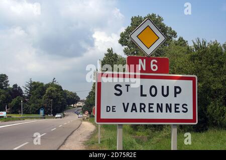 Schild für das Dorf St Loup de Varennes, in Burgund, Frankreich, wo Nicephore Niepce das erste Foto überhaupt machte. Stockfoto