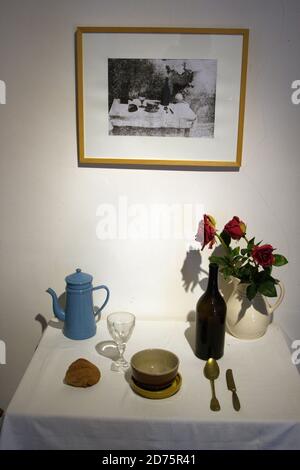 Eine Nachbildung von "The Set Table", einer der frühesten Fotografien von Nicephore Niepce, mit einem Originaldruck an der Wand in seinem Haus hängen. Stockfoto