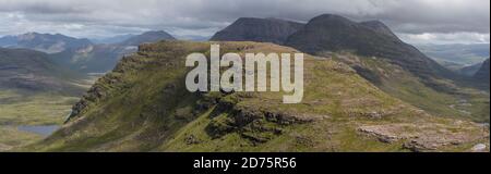 Blick über Carn na Feola (Beinn Dearg) Richtung Beinn Eighe (Ruadh-stac Mor und Sail Mhor), Torridon Forest, Wester Ross, Schottland Stockfoto