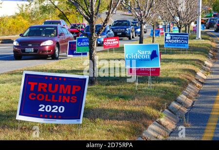 PORTLAND, ME -9 Okt 2020- Ansicht eines demokratischen Rasenzeichens, das Donald Trump und Susan Collins während der Kampagne 2020 in Portland, Maine, Vereinigte Str. Stockfoto