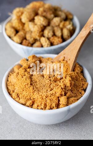 Maulbeerfrucht Pulver. Eine Schüssel mit getrocknetem Maulbeerpulver und getrockneten Maulbeerfrüchten. Stockfoto