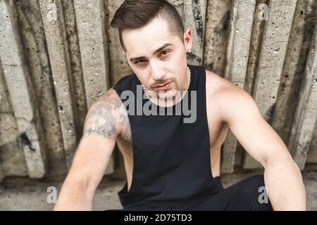 Junger hübscher Hipster-Mann in der Stadt Stockfoto