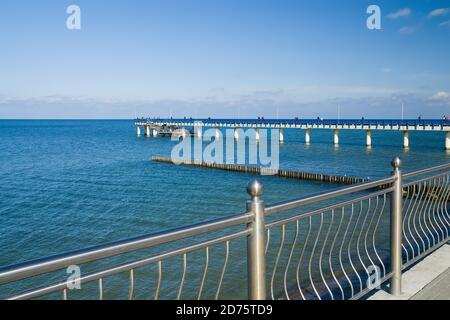 Zelenogradsk, Kaliningrad Region, Russland - 28. september 2020: Touristen gehen entlang der Seepromenade, eine beliebte Raststätte der Bürger Stockfoto