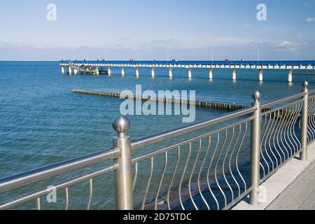 Zelenogradsk, Kaliningrad Region, Russland - 28. september 2020: Touristen gehen entlang der Seepromenade, eine beliebte Raststätte der Bürger Stockfoto