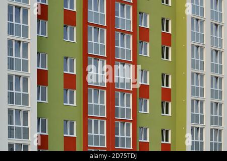 Fragment eines modernen, mehrstöckigen Wohngebäudes Stockfoto