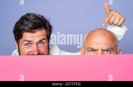 Schöner bärtiger Mann mit Haaren oder kahlem Senior im Friseurladen. Zwei Porträts eines alten Glatzmenschen vor und nach dem Tragen der Perücke. Stockfoto