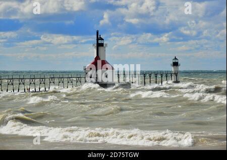 St. Joseph, Michigan, USA. Die St. Joseph Pier Innen-und Außenbeleuchtung. Der St. Joseph Leuchtturm oder North Inner Pier Leuchtturm. Stockfoto