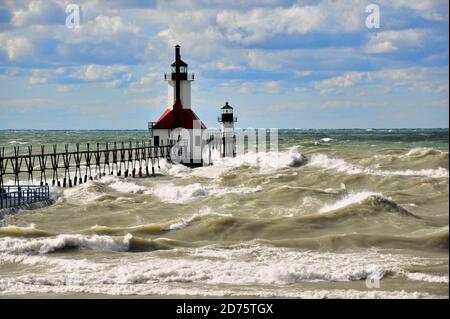 St. Joseph, Michigan, USA. Die St. Joseph Pier Innen-und Außenbeleuchtung. Der St. Joseph Leuchtturm oder North Inner Pier Leuchtturm. Stockfoto