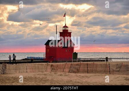 Holland, Michigan, USA. Die Holland Harbour Light, auch als "Big Red" bekannt, wurde 1872 erbaut und zum ersten Mal beleuchtet. Stockfoto