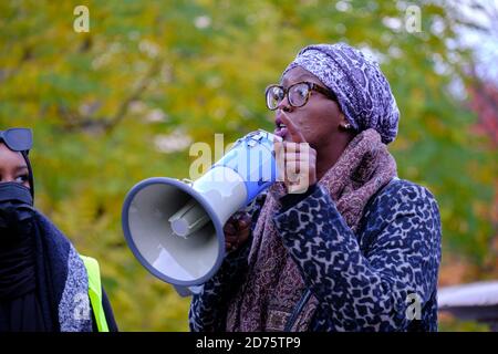 Ottawa, Kanada. Oktober 2020. Dahabo Ahmed Omer von der Koalition „Gerechtigkeit für Abdirahman“ spricht aus Protest und sagt, die Gruppe sei es leid, einen verlorenen Kampf zu führen. Etwa 500 Menschen gingen auf die Straße und forderten Gerechtigkeit für Abdirahman Abdi, der während seiner Verhaftung im Jahr 2016 getötet wurde. Früher heute fand das Gericht die Festnahme Offizier Ottawa Polizei Const. Daniel Montsion nicht schuldig in allen Anklagepunkten im Zusammenhang mit dem Tod. Dies ist ein weiterer Fall im laufenden Gemeinschaftskampf zwischen der Polizei und schwarzen Mitgliedern der Gemeinde. Kredit: Meanderingemu/Alamy Live Nachrichten Stockfoto