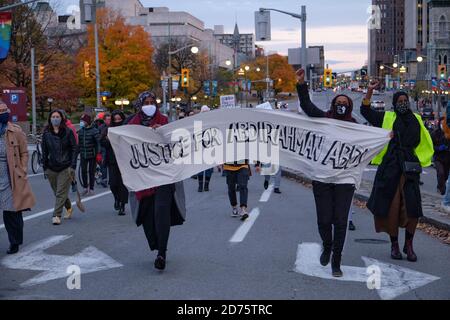 Ottawa, Kanada. Oktober 2020. Etwa 500 Menschen gingen auf die Straße und forderten Gerechtigkeit für Abdirahman Abdi, der während seiner Verhaftung im Jahr 2016 getötet wurde. Früher heute fand das Gericht die Festnahme Offizier Ottawa Polizei Const. Daniel Montsion nicht schuldig in allen Anklagepunkten im Zusammenhang mit dem Tod. Dies ist ein weiterer Fall im laufenden Gemeinschaftskampf zwischen der Polizei und schwarzen Mitgliedern der Gemeinde. Abdi kam nach Kanada von Somalia in 2009 und zum Zeitpunkt seines Todes war 37. Kredit: Meanderingemu/Alamy Live Nachrichten Stockfoto