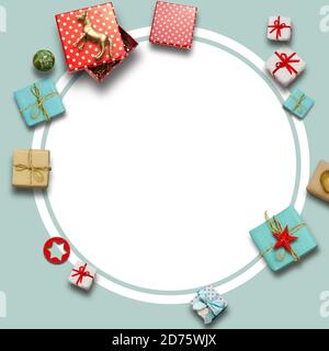 Weihnachten runden Rahmen Urlaub, durch eingepackte Geschenke auf einem hellblauen Hintergrund umgeben. Christmas shopping Konzept Stockfoto