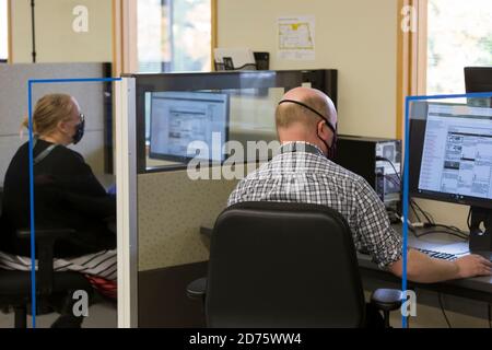 Renton, Washington, USA. Oktober 2020. Stimmzettel Review Lead Johnathan Keith (rechts) und Scan Lead Michelle Weber führen die Entscheidung Prozess während einer Logik und Genauigkeit Test der Tabulationsgeräte in King County Wahlen Hauptquartier. Quelle: Paul Christian Gordon/Alamy Live News Stockfoto