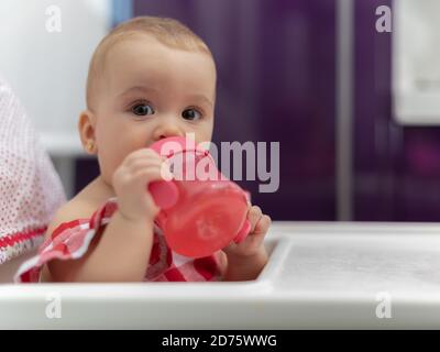 Nahaufnahme eines Babys, das Wasser trinkt Stockfoto