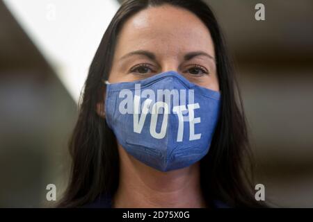 Renton, Washington, USA. Oktober 2020. Julie Wise, Direktorin der King County-Wahlen, trägt eine Gesichtsmaske mit der Botschaft „Vote“ am King County-Wahlhauptsitz. Quelle: Paul Christian Gordon/Alamy Live News Stockfoto