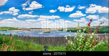 Saporoschje, Ukraine 07.20.2020. Panoramablick auf das Wasserkraftwerk Dnjepr von der Insel Chortyzya in Saporozhye, Ukraine, auf einer Sonne Stockfoto