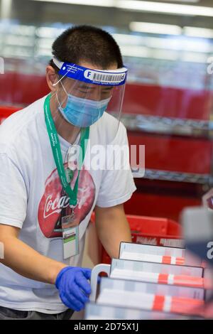 Renton, Washington, USA. Oktober 2020. Ein Wahlarbeiter lädt Stimmzettel in eine Sortiermaschine bei der King County Wahl Hauptquartier. Quelle: Paul Christian Gordon/Alamy Live News Stockfoto