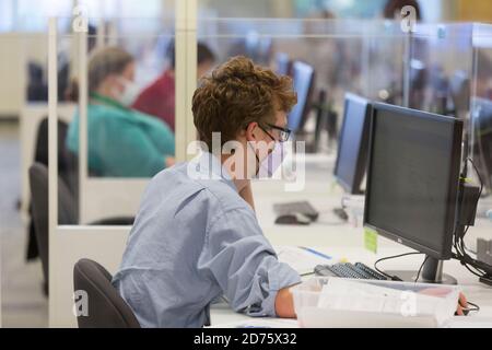 Renton, Washington, USA. Oktober 2020. Wahlhelfer verifizieren Unterschriften auf Stimmzettel bei der King County Wahl Hauptquartier. Quelle: Paul Christian Gordon/Alamy Live News Stockfoto