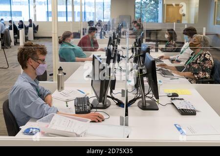 Renton, Washington, USA. Oktober 2020. Wahlhelfer verifizieren Unterschriften auf Stimmzettel bei der King County Wahl Hauptquartier. Quelle: Paul Christian Gordon/Alamy Live News Stockfoto