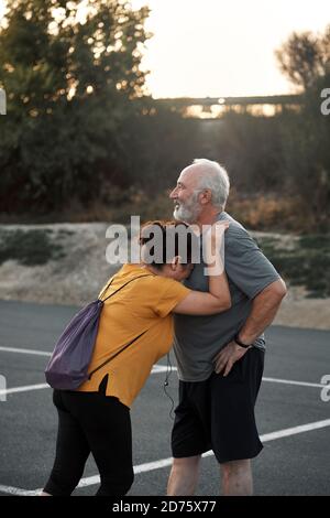 Eine Frau mittleren Alters bricht vor ihrem Mann in Tränen zusammen. Stockfoto