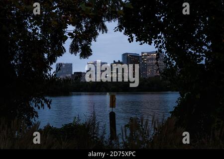 Blick auf die Skyline von Arlington über den Potomac River bei Nacht Stockfoto