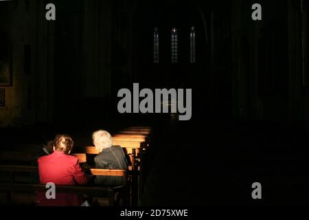 AIX EN PROVENCE, FRANKREICH - 15. OKTOBER 2007: Alte Frauen diskutieren und beten in der Kathedrale Saint Sauveur, dem wichtigsten katholischen chur Stockfoto