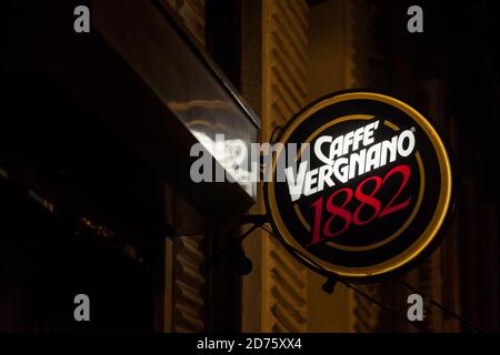 BELGRAD, SERBIEN - 1. FEBRUAR 2020: Caffe Vergnano Logo vor einem ihrer Einzelhändler Café in Belgrad. Caffe Vergnano ist ein italienisches Kaffee-Produkt Stockfoto