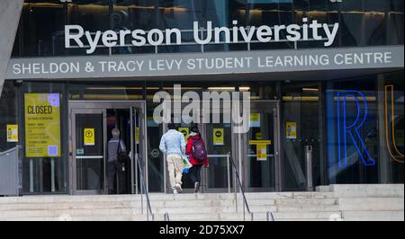 Toronto, Kanada. Oktober 2020. Am 20. Oktober 2020 treffen die Menschen im Sheldon & Tracy Levy Student Learning Centre der Ryerson University in Toronto, Kanada, ein. Unter neuen Ausnahmen von Kanadas Coronavirus-Reisebeschränkungen können internationale Studenten, die anerkannte Hochschulen und Universitäten besuchen, ab Oktober 20 nach Kanada reisen. Um nach Kanada zugelassen zu werden, müssen internationale Studierende, die für eine Studiengenehmigung zugelassen sind, an einer Designated Learning Institution mit einem COVID-19-Bereitschaftsplan teilnehmen, der von ihrer Provinz- oder Gebietsregierung genehmigt wurde. Quelle: Zou Zheng/Xinhua/Alamy Live News Stockfoto