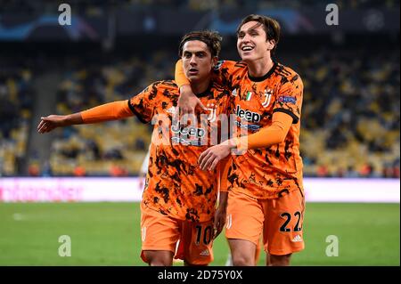 Kiew, Ukraine. Oktober 2020. KIEW, UKRAINE - 20. Oktober 2020: Paulo Dybala (L) vom FC Juventus und Federico Chiesa (R) vom FC Juventus feiern während des UEFA Champions League Fußballspiels zwischen dem FC Dynamo Kiew und dem FC Juventus. Juventus FC gewann 2-0 gegen den FC Dynamo Kiew. (Foto von Nicolò Campo/Sipa USA) Quelle: SIPA USA/Alamy Live News Stockfoto