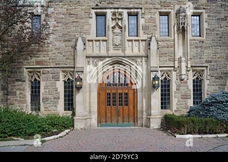 Toronto, Kanada - 20. Oktober 2020: Die Loretto Abbey ist eine katholische Schule für Mädchen, die 1847 gegründet wurde und den Haupteingang der Gotik zeigt Stockfoto