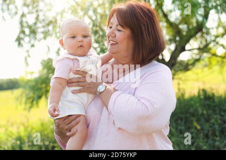 Großmutter verbringt Zeit mit kleinen Mädchen während des Tages Stockfoto