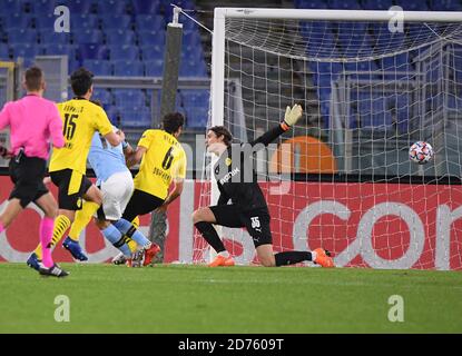 Rom, Italien. Oktober 2020. Der Ciro immobile von Latium erzielt sein Tor beim UEFA Champions League-Fußballspiel der Gruppe F zwischen dem italienischen Latium und dem deutschen Borussia Dortmund in Rom, Italien, am 20. Oktober 2020. Quelle: Augusto Casasoli/Xinhua/Alamy Live News Stockfoto